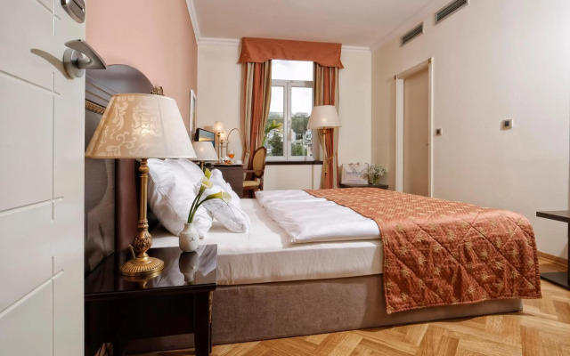 Oceanside Hotel and Suites