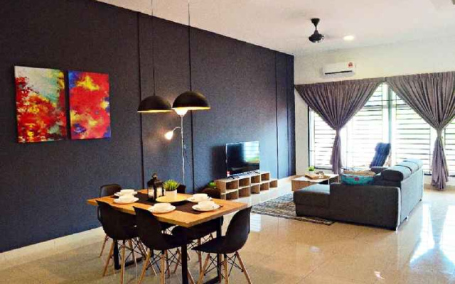 Desaru Cosy Homestay - near WaterPark, Beach, Rapid -Wifi, TVbox, Steamboat, BBQ Available