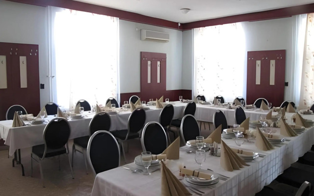 Vadgesztenye Youth Hostel