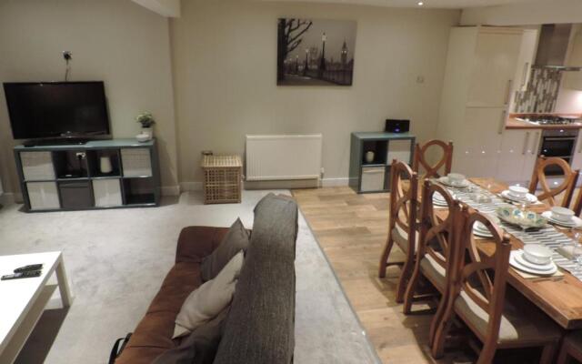 4 Bed Farnborough Air Accommodation