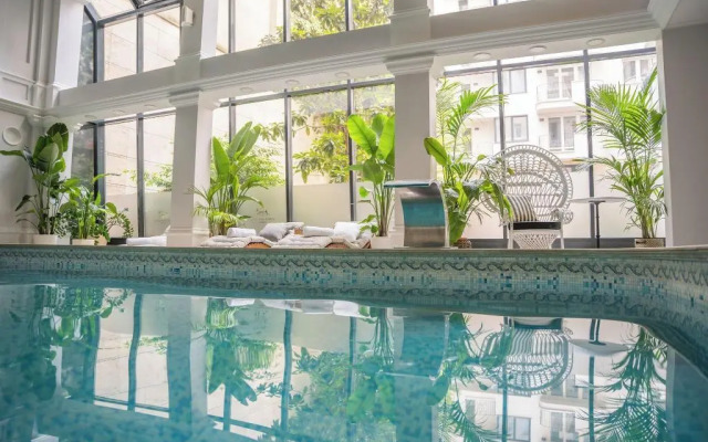 Queen's Court Hotel & Residence