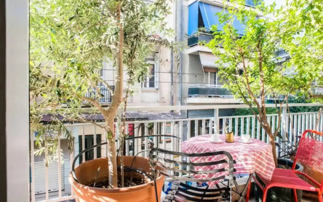 Spacious Apartment Near Parthenon for 6 Persons