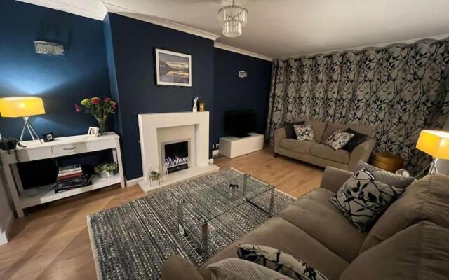 Delightful, central 3 bedroom house with garden.