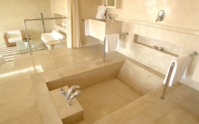 Des Arts Resort & Spa
