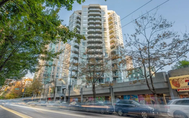 Luxe 2BR Condo w Skyline Views In-suite Laundry