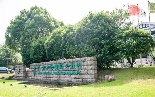 West Lake Hillview International