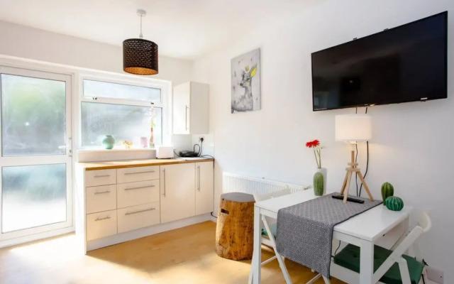 Cosy 4 Bedroom Apartment In Great Location