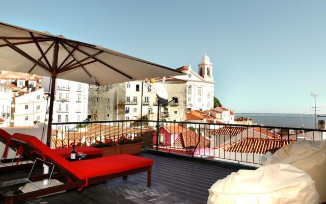 Best Terrace River view Alfama Apartment