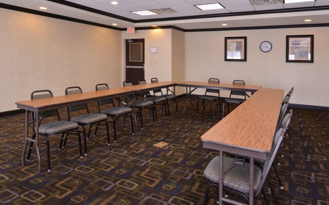 Holiday Inn Express and Suites Fairmont by IHG