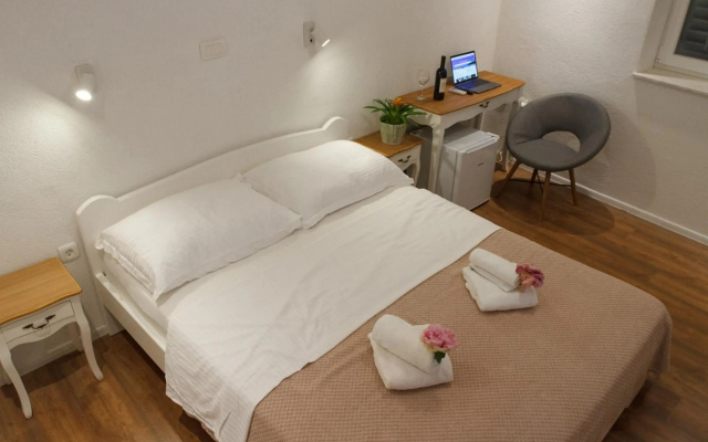 Guest house with garden - choose 3 bedroom house, apartment, rooms