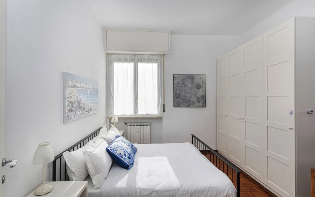 La Poetessa With Pool