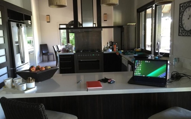 The Bali Hut on the Waters of the Central Gold Coast Apartment 5 – Guest Rooms – Bundall