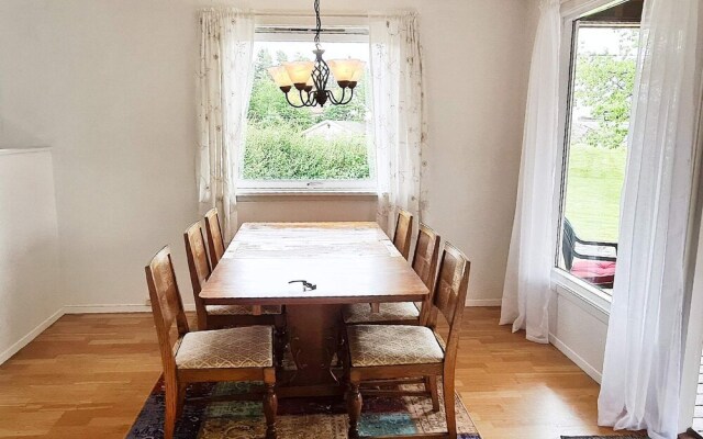 10 Person Holiday Home in Staubø