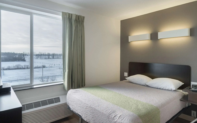 Studio 6-Bruderheim, AB