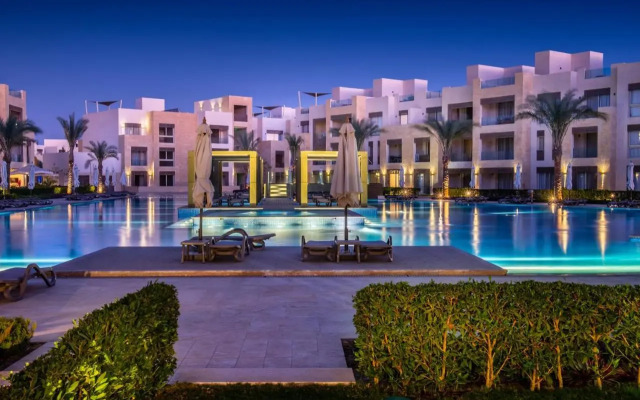 Elegant & Edgy 2 BR w Beach & Pool Mangroovy