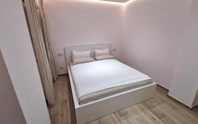 Bright 2 bedroom apt Golden Mile next to beach RDR225