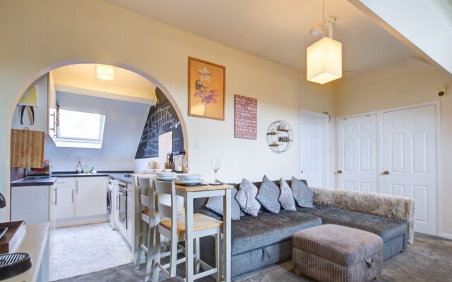 Entire Artistic Open-plan Top Floor Apartment