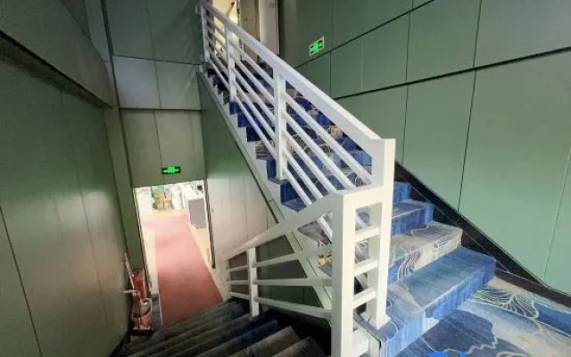 Blue Whale Business Travel Hotel (Xinjiang Agricultural University)