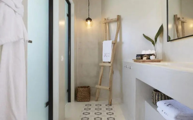 White and Co. La Torre Suites