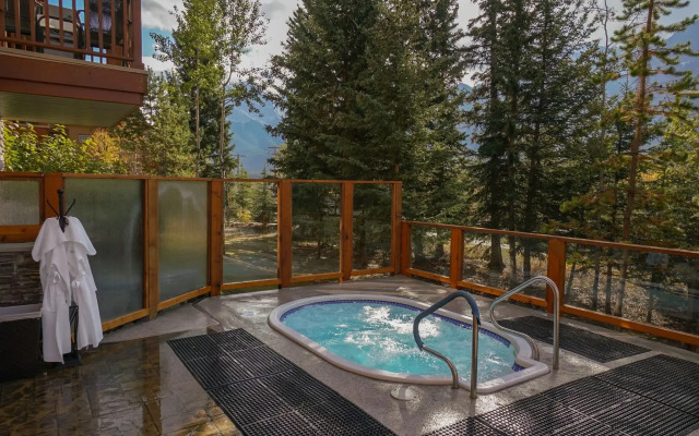 Falcon Crest Lodge by CLIQUE