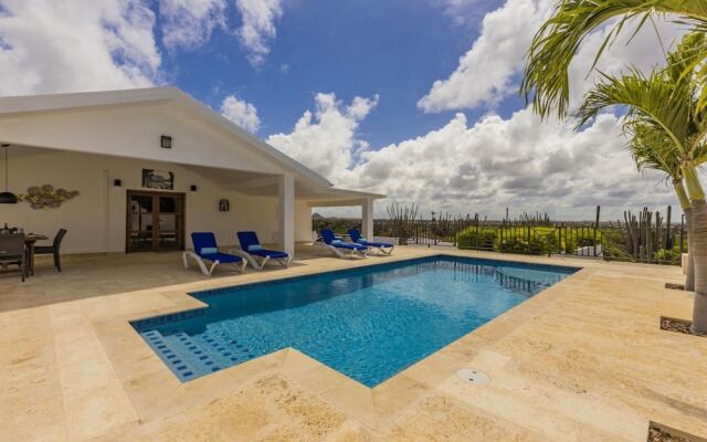 Breathtaking Views 2br3ba Private Pool Large Space