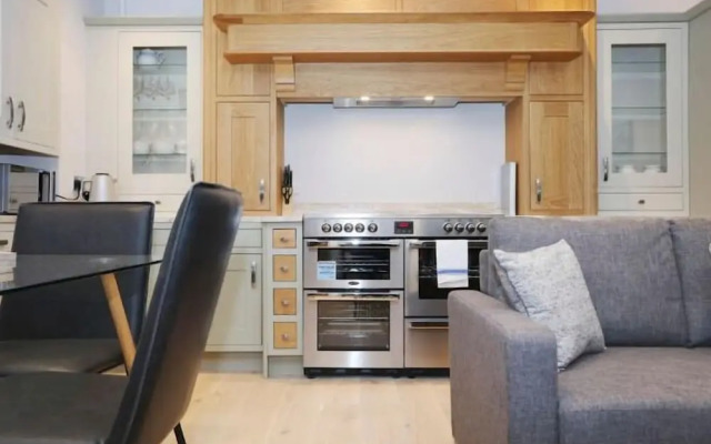 JOIVY Newly Refurbished Apartment on the Historic Royal Mile