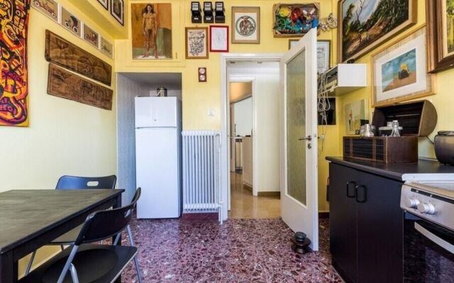 Central apartment with 5 bedrooms near the metro