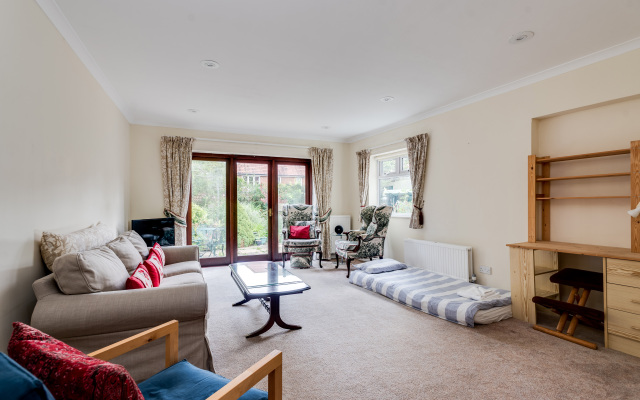 Spacious 1-Bedroom Flat with garden & free parking