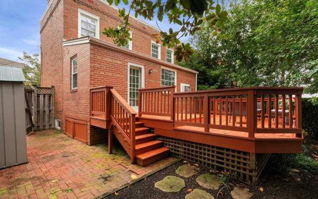 Charming Townhouse Retreat by Cozysuites