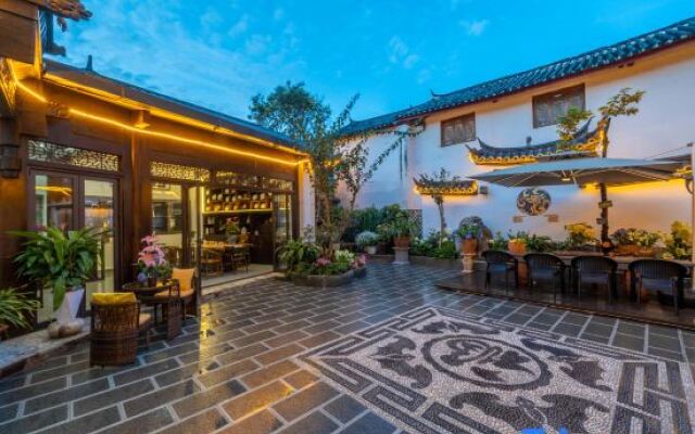 Bashilai Inn (Lijiang Ancient City Mufu Branch)