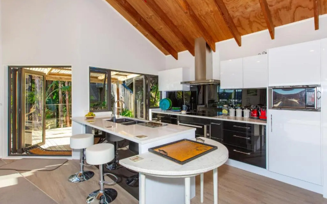 Sunshine Lookout - Raglan Holiday Home