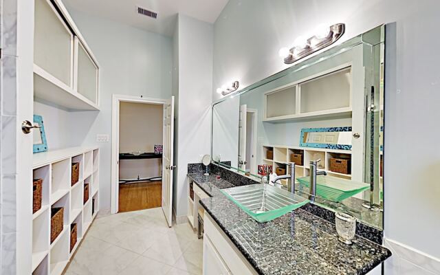 Renovated Historical - 2 Br Apts