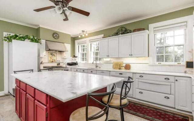 Knollwood House Bed & Breakfast