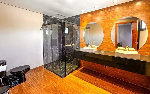 Casa com 4 Su tes Jacuzzi e Lareira Externa