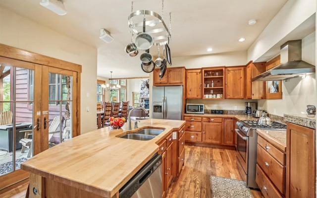 Little Bear Lodge 4 Bedroom Home