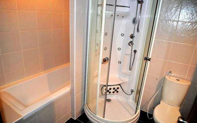 Jomtien Plaza Residence With sea View, spa Shower Bath tub