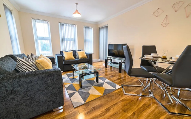 Heathrow Clean 2Bedroom Apt with Parking