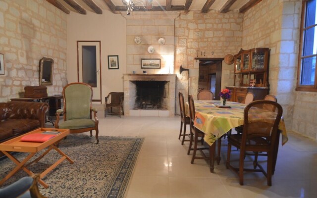 Cozy Holiday Home Near Forest in Lerné