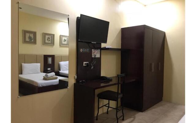 762 Laurien Hotel