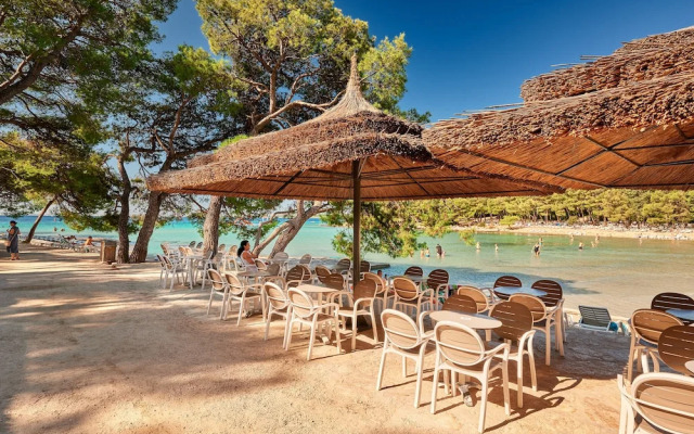 Pine Beach Pakostane Glamping Homes - All Inclusive light
