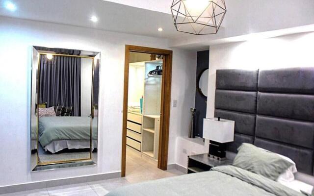 Modern 1BD Downtown+Pool+SmarTVs+BBQ+Gym