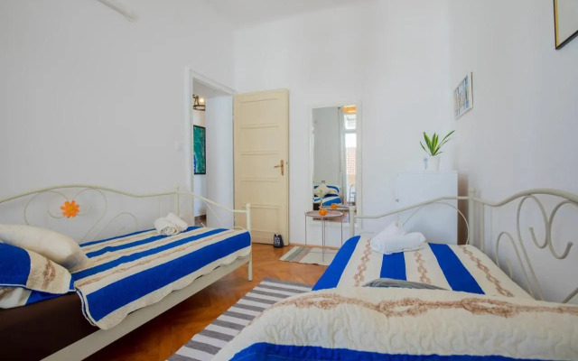 Amphitheater Apartment