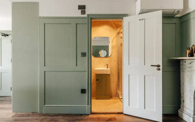 Hermes Hotel by Nestor