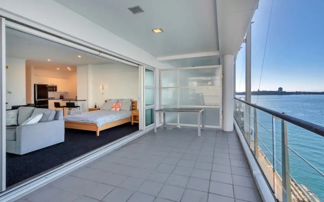 Stunning Harbour & City View Studio