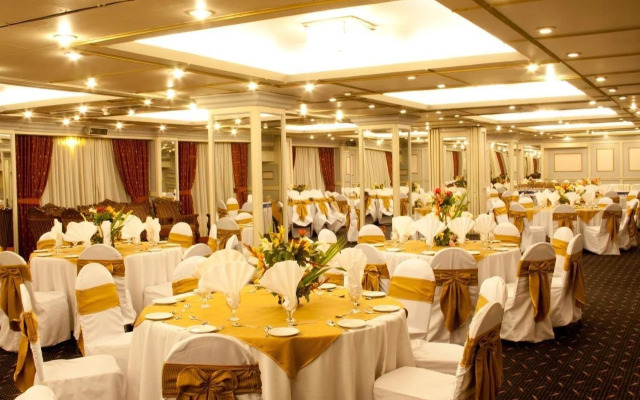 Regent Plaza Hotel & Convention Centre