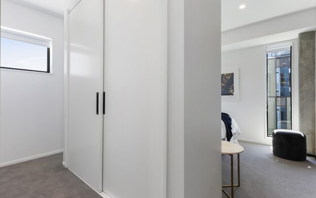 Brand New! Luxury Park Side Residence by Urban Butler – Guest Rooms – Auckland