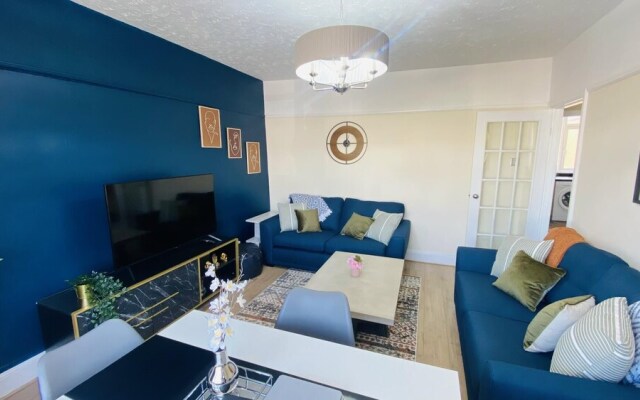 Family 4-bed Apartment in Dawlish With Sea View