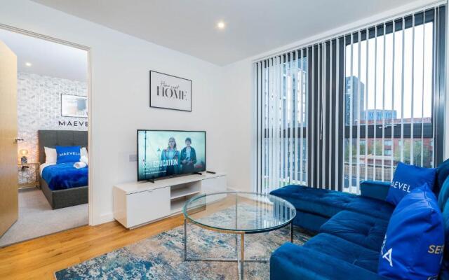 MAEVELA Apartments - Luxury Broad St Apartment - 2 Bed, 2 Bath - City Centre/Cube/Mailbox - WITH UNDERGROUND PARKING ✓- L Shape Sofa, Large 50 inch Smart TV with FREE NETFLIX & WIFI