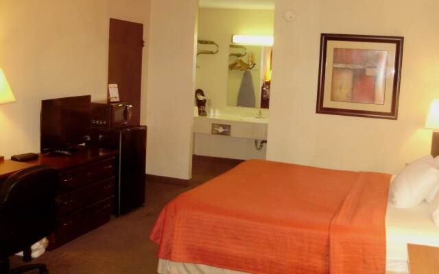 Trade Winds Central Inn