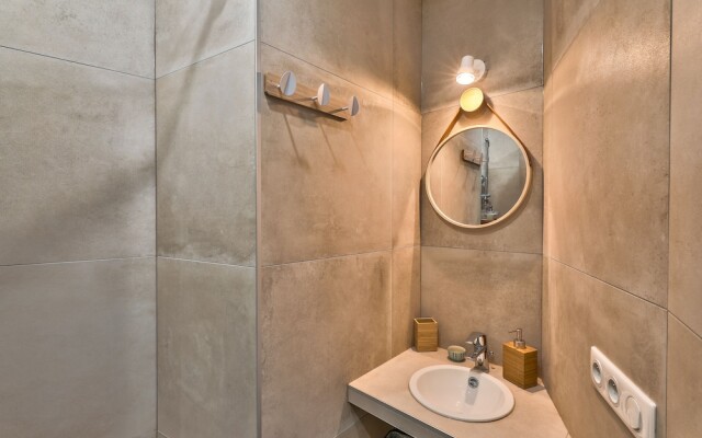 New Stunning 4 Bdrs Apt, With AC – Le Marais